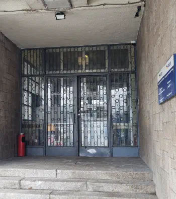 Вход левее от отделения почты